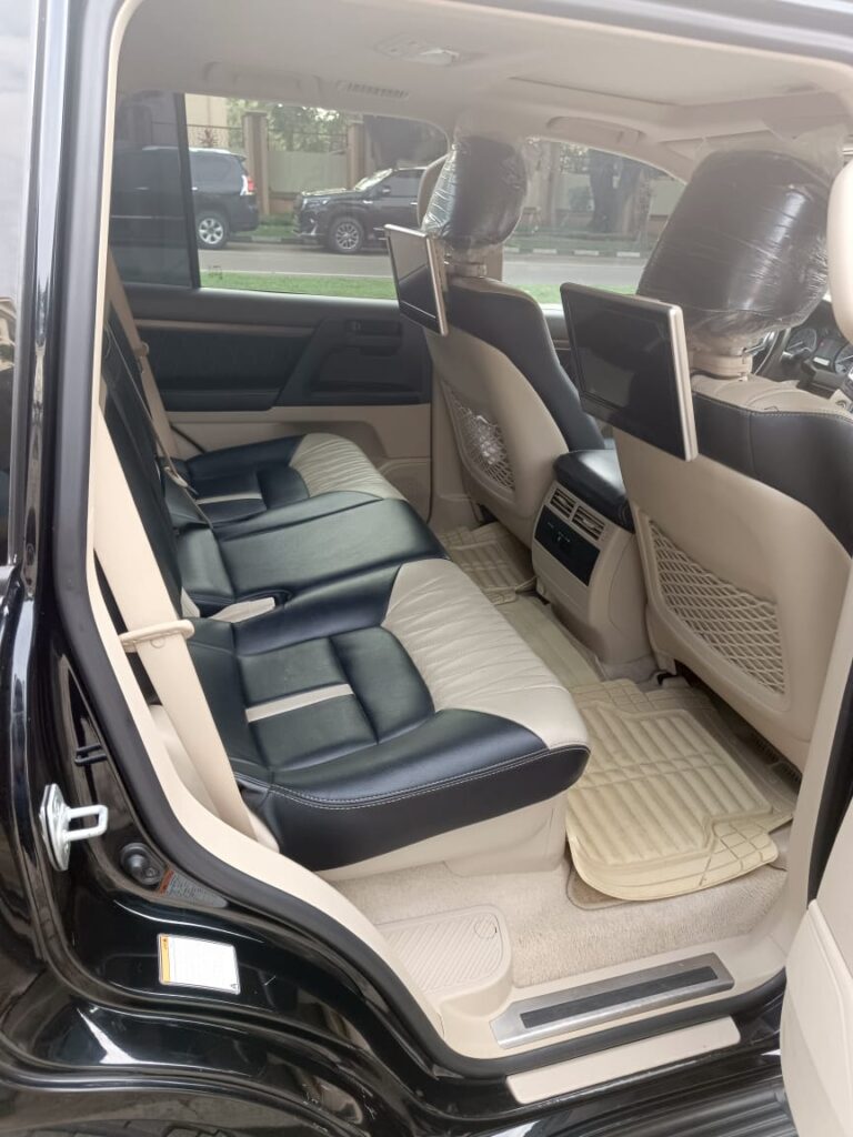 2022 Land cruiser for rent