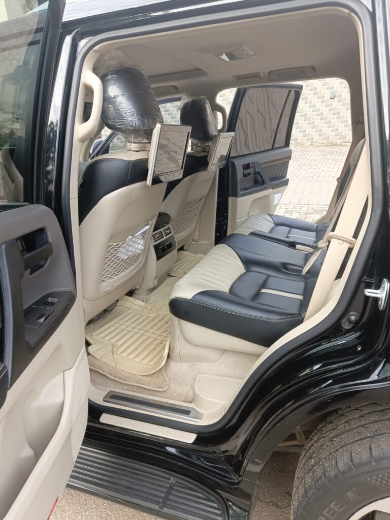 2022 Land cruiser for rent
